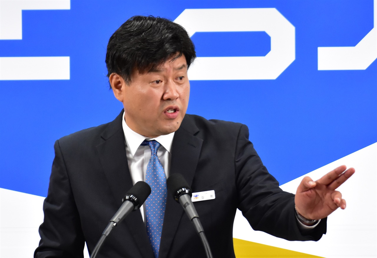 이재명 더불어민주당 대표의 최측근인 김용 전 민주연구원 부원장이 구속 6개월 만에 보석으로 풀려나 불구속 상태로 재판을 받게 됐다.