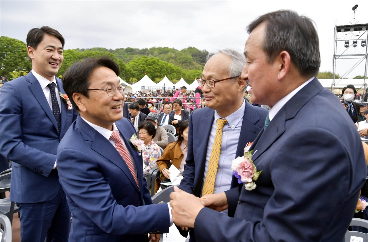  개막식에 참석한 강기정 광주광역시장이 이병노 담양군수를 만나 축하를 전하고 있다.