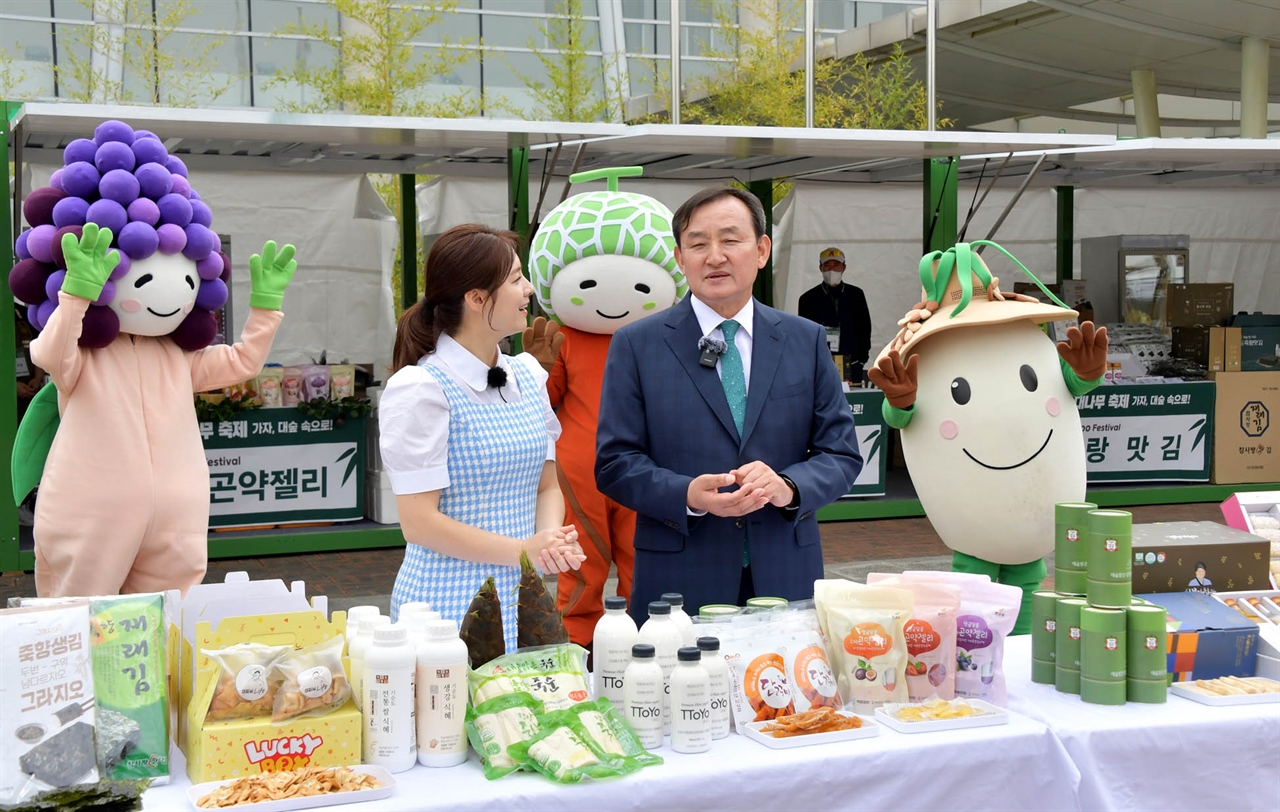 개막 당일 농특산물 전문 판매몰 ‘담양장터’ 네이버 라이브쇼핑이 진행되고 있다.