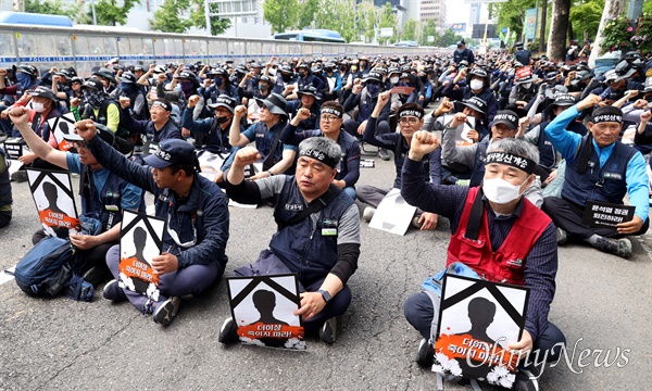 전국민주노동조합총연맹 건설노조 조합원들이 4일 오후 서울 용산구 대통령실 인근에서 총력투쟁 선포 결의대회를 열고 윤석열 정부의 노조 탄압에 항의해 분신 사망한 고 양회동 강원지부 지대장을 추모하며 정부의 건설노조 탄압을 규탄하고 있다.