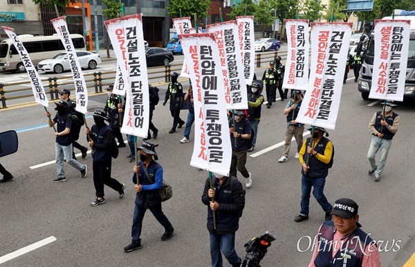  전국민주노동조합총연맹 건설노조 조합원들이 4일 오후 서울 용산구 서울역 앞에 집결해 윤석열 정부의 노조 탄압을 규탄하며 용산 대통령실 방향으로 행진을 벌이고 있다.