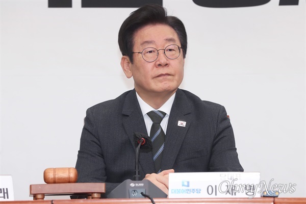 이재명 더불어민주당 대표가 3일 서울 여의도 국회에서 열린 최고위원회의에 참석해 있다.