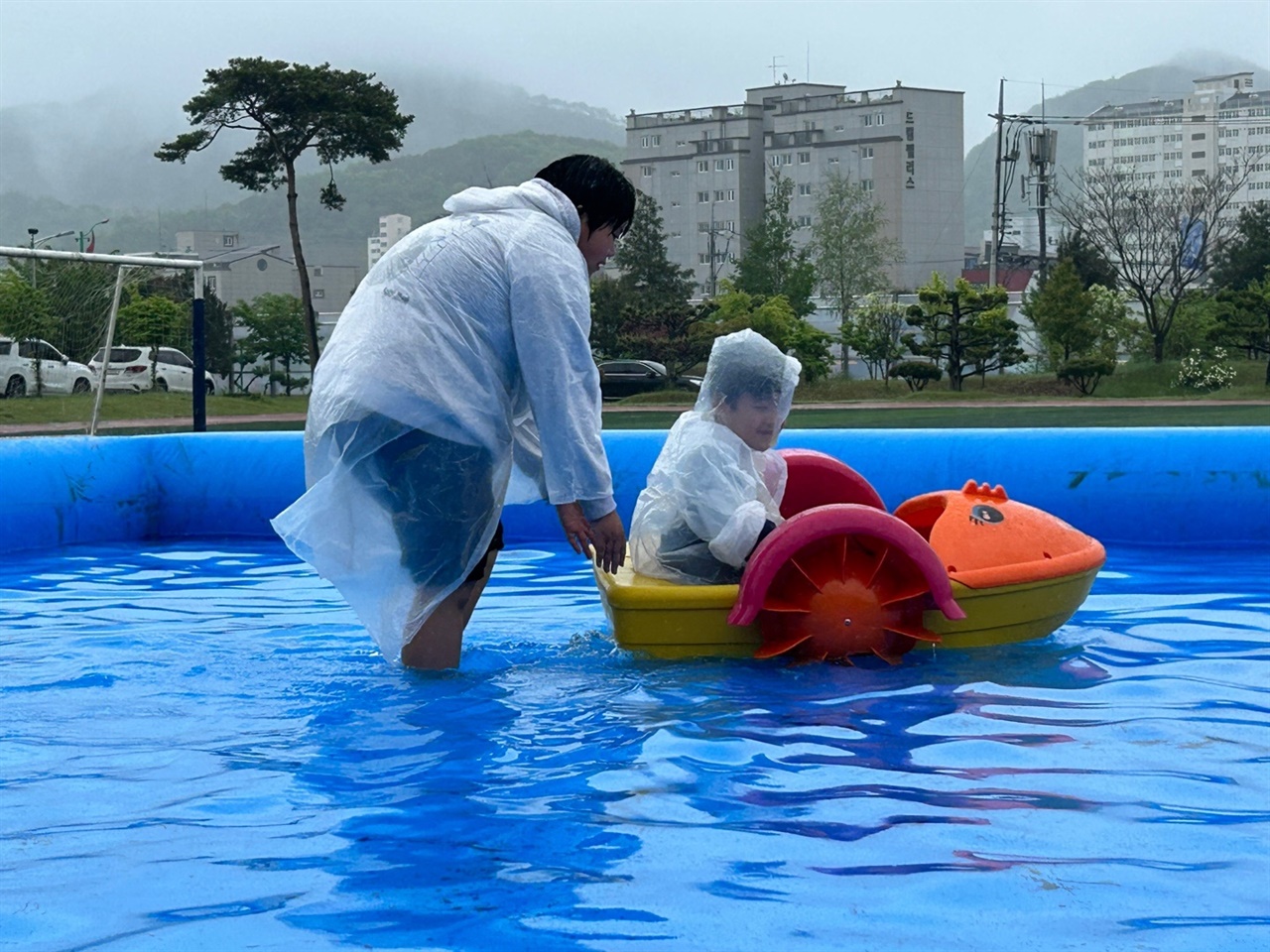 내리는 비에도 아랑곳하지 않고 어린이들은 운동장에서 특별히 설치한 물놀이장에서 캐릭터 배를 타는 등 어린이날을 맘껏 즐겼다.