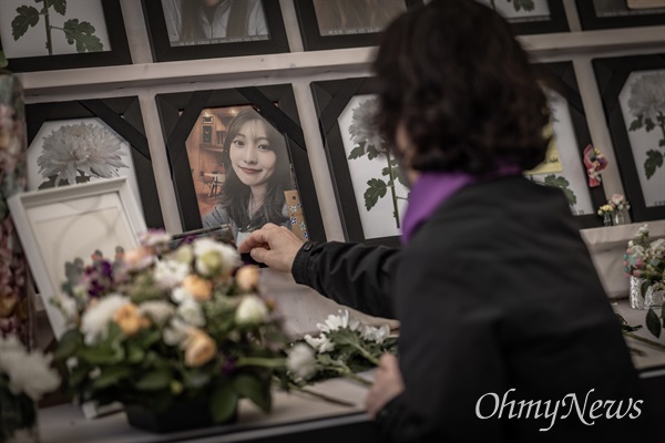 이태원참사 희생자 고 강가희씨 엄마 이숙자씨가 서울 시청에 있는 분향소에서 딸의 사진을 한참 들여다보고 있다.