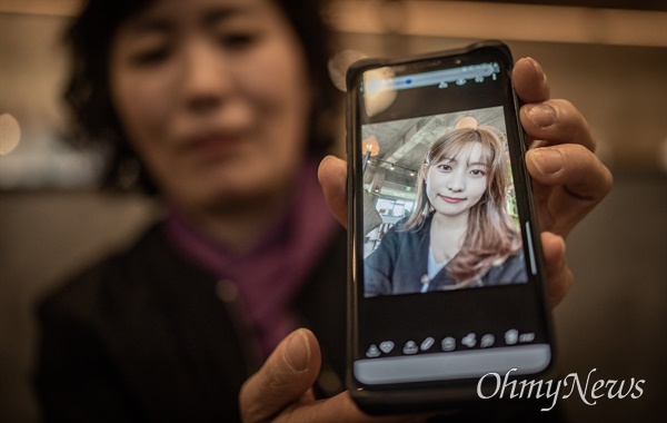 이태원참사 희생자 고 강가희씨 엄마 이숙자씨가 딸의 사진을 보여 주고 있다.