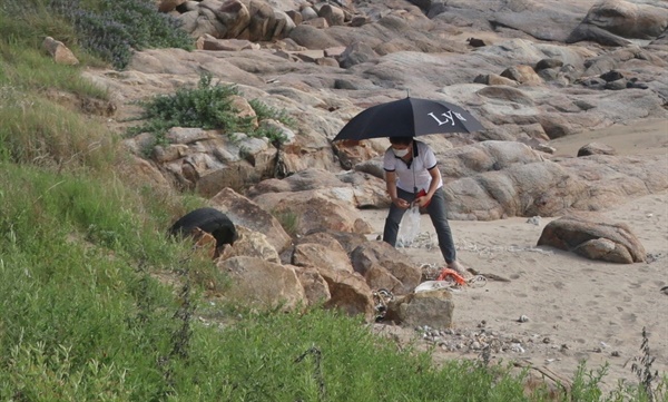 전북 군산시 옥도면 비응도동 해변(마파지길)에서 쓰레기 줍는 김덕신 작가(2022년 8월 촬영)