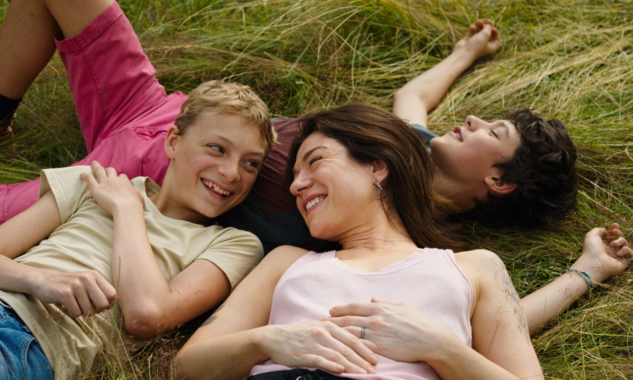 '클로즈' 속 한 장면  영화에서 두 소년은 한 가족이나 다름없이 정겹게 지낸다. 레미 엄마와 레오, 그리고 레미. 