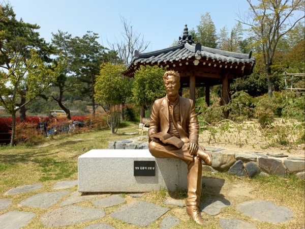 생가 뒤편 모란공원에는 영랑 김윤식 시인의 동상이 있습니다
