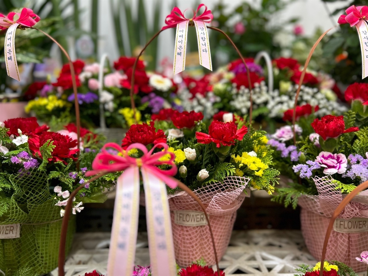 어버이날을 하루 앞두고 꽃집은 분주하다. 꽃집마다 카네이션 화분과 가슴꽃을 내놓고 손님들을 기다리고 있다.