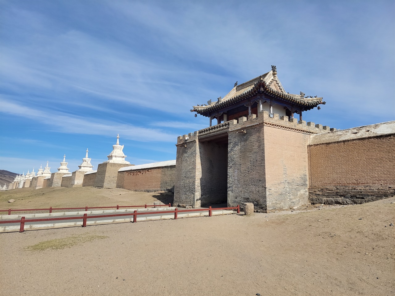 몽골 건축의 미와 상당한 규모를 자랑하는 에르덴조 사원의 모습