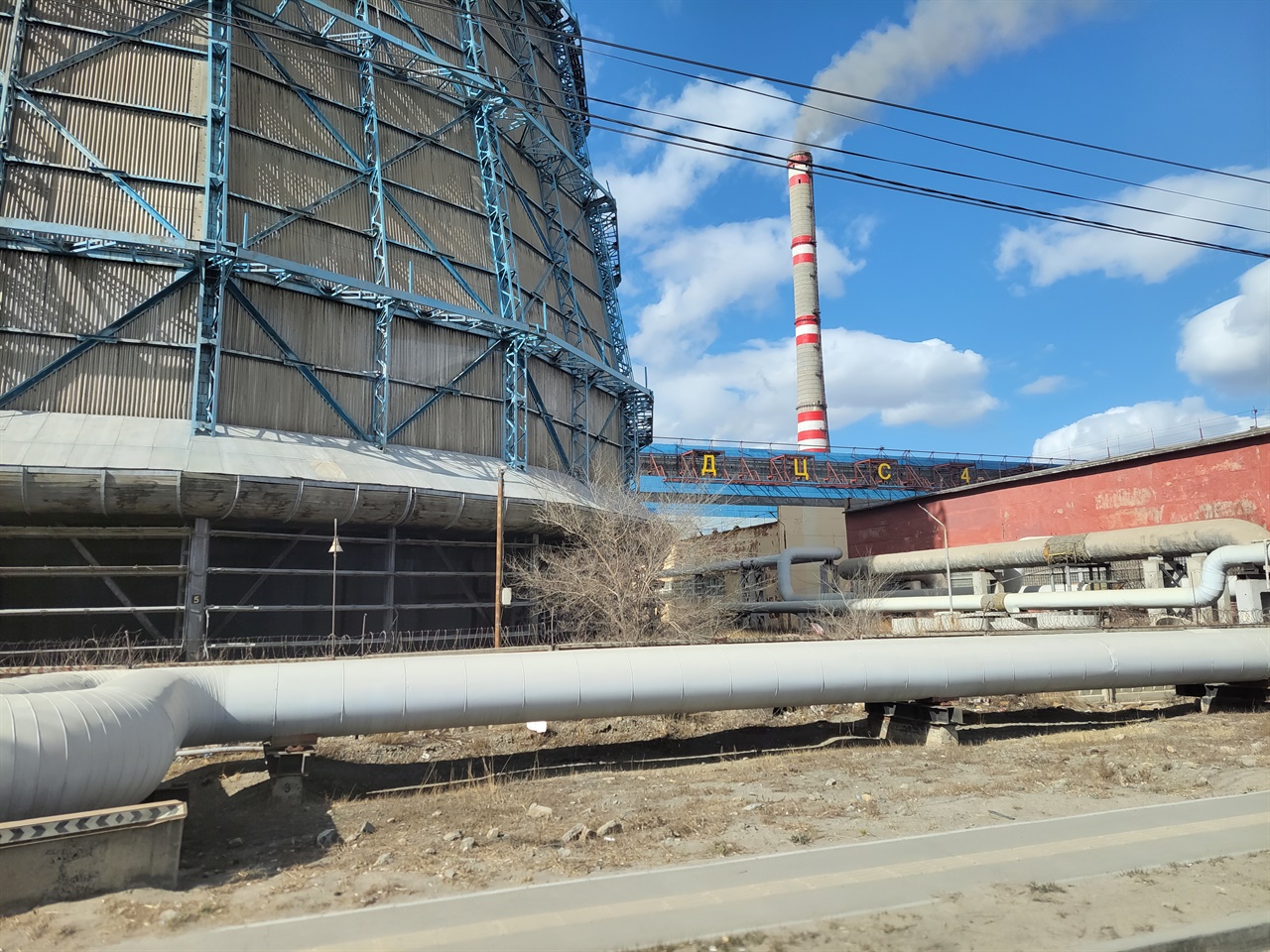 매연을 뿜는 울란바토르 시내 석탄화력발전소