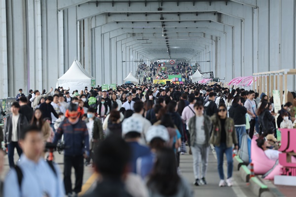 7일 서울 잠수교에서 개막한 '2023 차 없는 잠수교 뚜벅뚜벅 축제'를 찾은 시민들이 축제를 즐기고 있다.