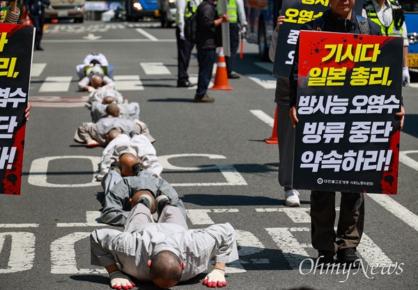  ‘기시다 일본 총리 방한, 후쿠시마 방사능 오염수 방류 중단 촉구 오체투지’가 8일 오전 조계종 사회노동위 소속 승려들이 참석한 가운데 서울 종로구 조계사를 출발해 일본대사관앞에 도착하는 구간에서 열렸다.