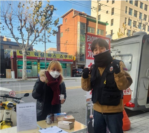 서울시 중랑구 면목B마트 앞 ‘찾아가는 이동 노동자쉼터 캠페인’에 연대하고 있는 이상현 활동가