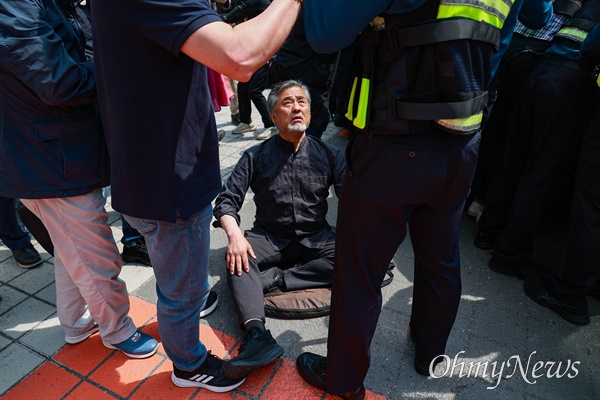 이정민 10.29 이태원참사 유가족협의회 대표 직무대행이 경찰에 둘러싸여 있다. 