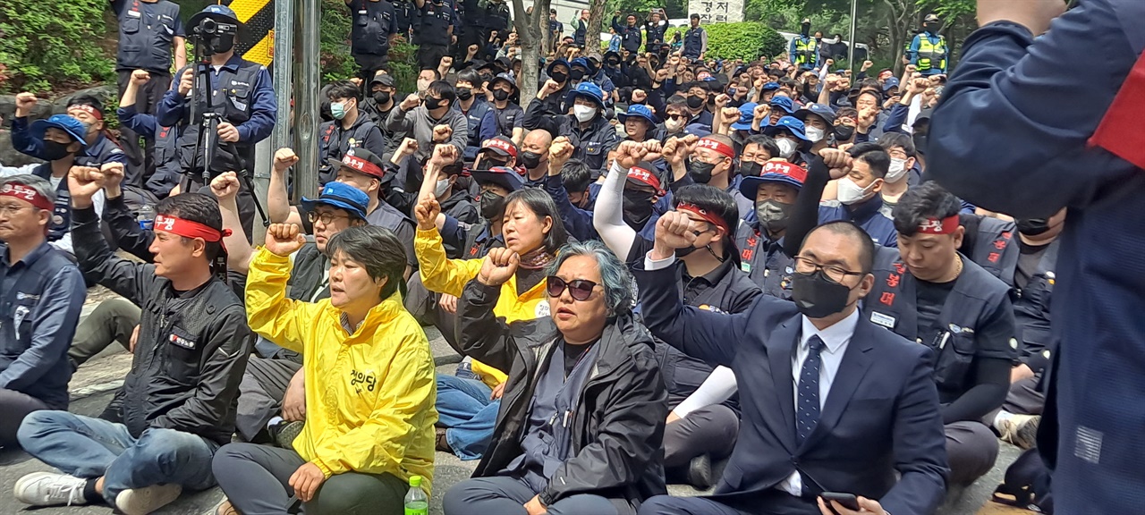 8일 충남지역 노동자 200여명이 당진경찰서 앞에서 현대제철 비정규직 노동자들을 체포한 것에 대해 "불법 체포"라며 항의하는 집회를 열었다. 