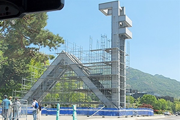 지난해 6월 서울대가 '샤' 조형물이 있는 정문에 광장을 만들기 위해 공사를 벌였다