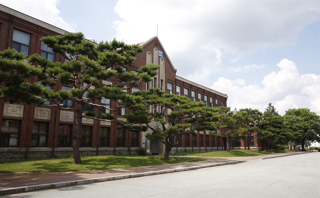 김남주뜰과 김남주홀을 품고 있는 전남대 인문대학 건물. 김남주는 이름 석 자가 칼이고, 시였던 혁명시인으로 알려져 있다. 건물은 등록문화재로 지정돼 있다.