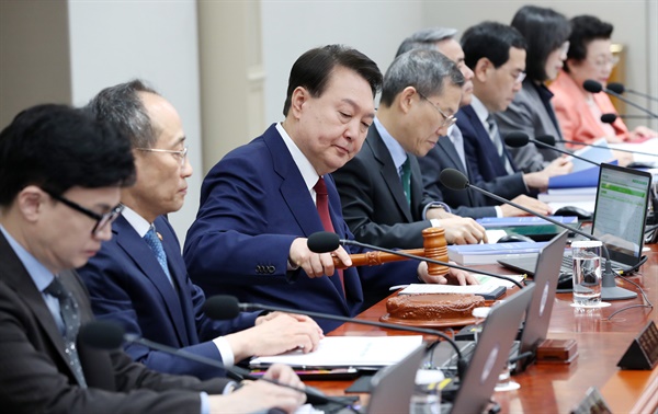 윤석열 대통령이 9일 서울 용산 대통령실 청사에서 열린 국무회의에서 개회선언을 하고 있다.