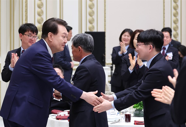 국제장애인기능올림픽 선수단과 인사하는 윤석열 대통령 윤석열 대통령이 9일 청와대 영빈관에서 열린 제10회 국제장애인기능올림픽대회 선수단 오찬에서 참석자들과 인사하고 있다. 2023.5.9