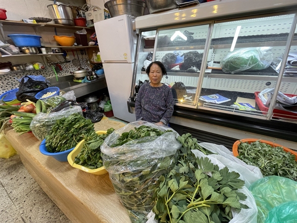  한신상가에서 약 30년 동안 야채와 나물, 김치 등을 팔아온 손영란씨.