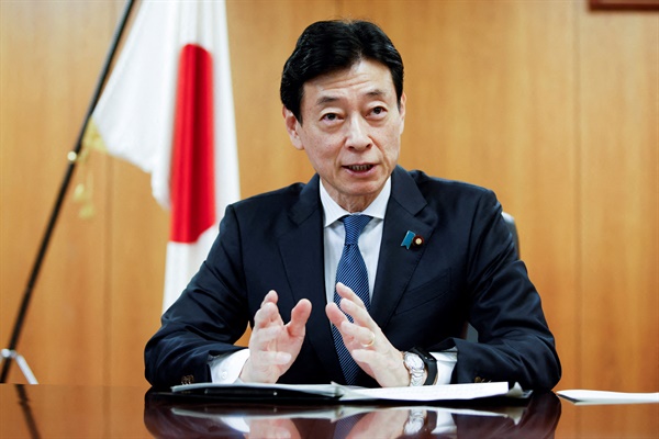 2023년 4월 5일 니시무라 야스토리 일본 경제산업상이 로이터통신과 인터뷰하는 모습.