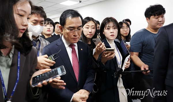 태영호 국민의힘 최고위원이 10일 오전 국회 소통관에서 최고위원직 자진 사퇴 기자회견을 마친 뒤 회견장을 나서고 있다.