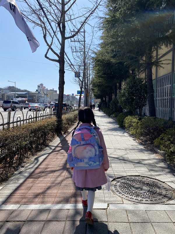 아이가 입학한 날 초등학교에 다니는 동안 많은 것을 배우게 될 아이의 삶을 응원하며 찍은 사진