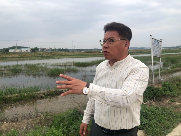 김현돈 위원장이 장안면 노진1리 근처 하천변에서 지역 환경 오염 등을 설명했다. 