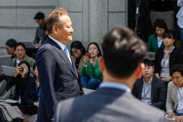 이상민 행정안전부 장관이 지난 5월 9일 서울 종로구 헌법재판소에서 열린 탄핵 심판 사건 첫 변론에 출석하고 있다. 