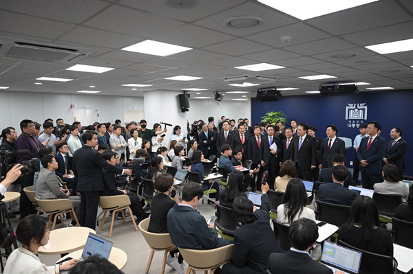  윤석열 대통령이 취임 1주년을 맞은 10일 서울 용산 대통령실 청사 내 기자실을 여당 지도부와 함께 방문하고 있다. 