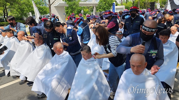 건설노조대전세종건설지부와 민주노총대전지역본부는 10일 오후 대전경찰청 앞에서 '열사정신 계승! 건설노조 탄압 분쇄! 강압수사 책임자 처벌! 윤석열 정권 퇴진! 대전세종 건설노동자 집단 삭발식 및 결의대회'를 개최했다. 이날 삭발식에서는 70명이 삭발에 참여했다.