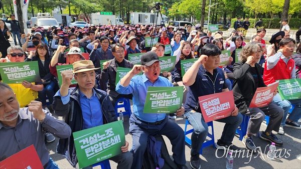  건설노조대전세종건설지부와 민주노총대전지역본부는 10일 오후 대전경찰청 앞에서 '열사정신 계승! 건설노조 탄압 분쇄! 강압수사 책임자 처벌! 윤석열 정권 퇴진! 대전세종 건설노동자 집단 삭발식 및 결의대회'를 개최했다. 이날 삭발식에서는 70명이 삭발에 참여했다.