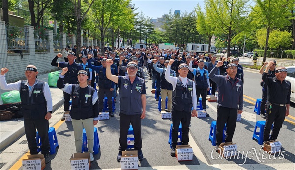  건설노조대전세종건설지부와 민주노총대전지역본부는 10일 오후 대전경찰청 앞에서 '열사정신 계승! 건설노조 탄압 분쇄! 강압수사 책임자 처벌! 윤석열 정권 퇴진! 대전세종 건설노동자 집단 삭발식 및 결의대회'를 개최했다. 이날 삭발식에서는 70명이 삭발에 참여했다.