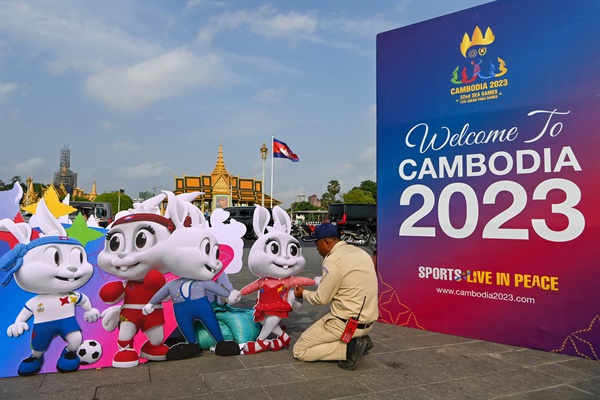 제32회 동남아시안게임(SEA Games) 개막을 하루 앞둔 4일(현지시간) 개최지인 캄보디아의 수도 프놈펜에서 한 안전요원이 대회 간판과 마스코트를 준비하고 있다. 캄보디아에서는 처음 개최되는 이번 대회는 오는 17일까지 열리며 아세안 회원국들과 동티모르 등 11개 나라의 선수들이 출전한다.2023.5.4