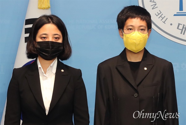 2022년 9월 5일 정의당 류호정(왼쪽), 장혜영(오른쪽) 정의당 의원이 국회 소통관에서 당원 총투표 관련 의원단 합동 기자회견을 하고 있다. 