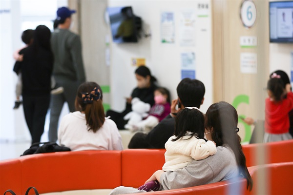 코로나19·인플루엔자(독감) 동시 유행을 뜻하는 트윈데믹 우려가 심화되고 있는 가운데 10월 18일(2022년) 오전 서울 성북구 우리아이들병원에서 시민들이 대기하고 있다.