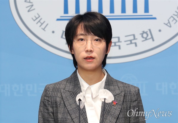 장혜영 정의당 의원이 5월 11일 서울 여의도 국회 소통관에서 공직자 가상자산 신고법 추진 기자회견을 하고 있다.