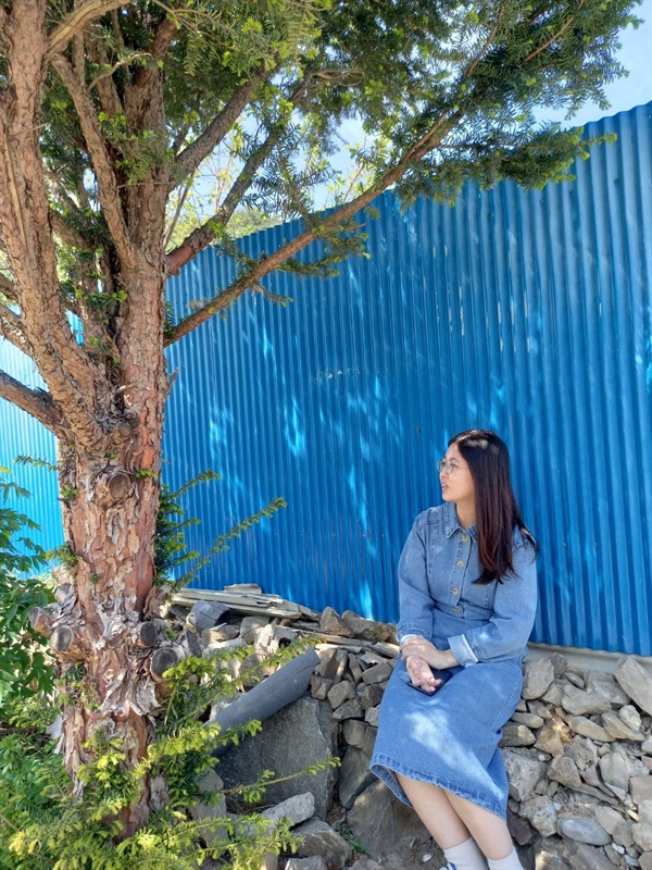 학생들과 학교 주변을 산책하다 파란 벽에 초록 나무가 멋들어진 집 앞에서 "선생님 여기 앉아 보세요! 사진찍어 드릴게요!"해서 찰칵, 화장하지 않은 허연 입술을 뽐내며 한 장 찍혔다.