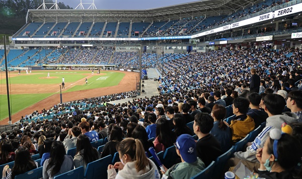 대구 삼성라이온즈파크에서 야구장을 찾은 팬들이 응원하고 있다.