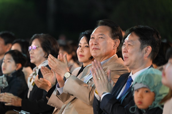  윤석열 대통령과 김건희 여사가 2023년 5월 10일 오후 청와대 대정원에서 열린 청와대 개방 1주년 기념 특별음악회 ‘청춘, 청와대의 봄’ 공연을 보며 박수를 보내고 있다.