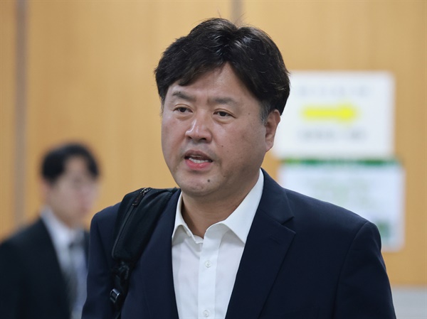 '불법 대선 자금 수수 혐의'를 받고 있는 김용 전 민주연구원 부원장이 11일 오전 서울 서초구 중앙지법에서 열린 공판에 참석하기 위해 입장하고 있다