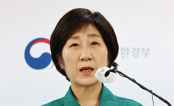 한화진 환경부장관이 지난 9일 세종시 정부세종청사에서 여름철 자연재난대책기간 홍수대책 수립·추진과 방지대책 등을 설명하고 있다.