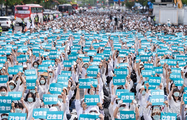  국제간호사의날인 지난 5월 12일 오후 서울 종로구 동화면세점 앞에서 대한간호협회 회원들과 전국 각지역의 간호대학생 등이 국제간호사의날기념 축하한마당을 열고 윤석열 정부의 간호법 즉각 시행을 촉구하고 있다.