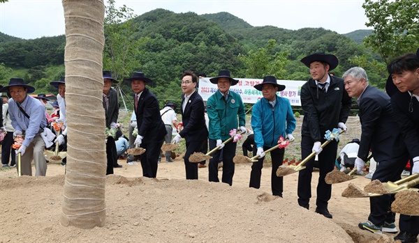 12일 하동에서 열린 ‘재일-재경-재부 경남도민회 향토기념 식수행사’.