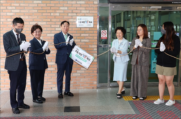 대전교육청은 12일 대전현암초등학교에서 대전늘봄학교 현판식을 개최했다.