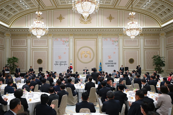윤석열 대통령이 12일 청와대 영빈관에서 열린 시군자치구의회의장 오찬 간담회에 참석하고 있다. 