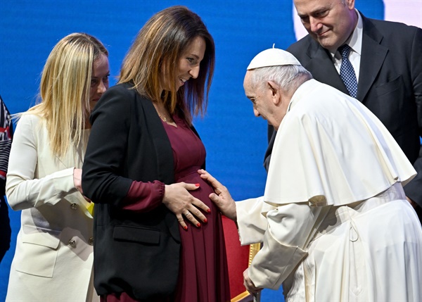 12일(현지시간) 프란치스코 교황이 이탈리아 로마에서 열린 저출산 관련 회의가 끝나기 전 한 임신부의 배에 손을 올린 채 태어날 아기에게 축복을 전하고 있다. 2023.5.12