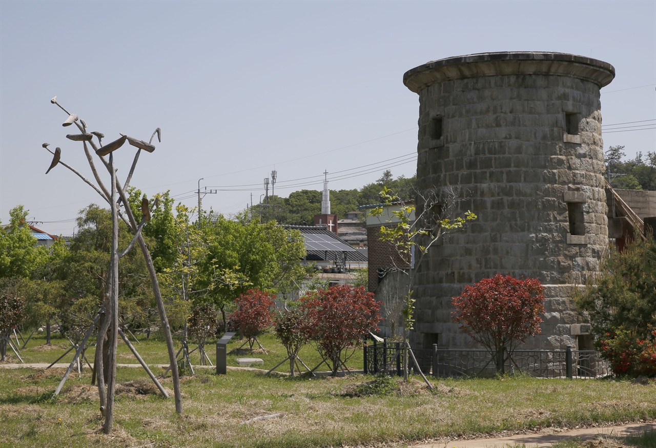  도로변에서 보이는 옛 학교역의 급수탑. 언뜻 첨성대처럼 보인다. 