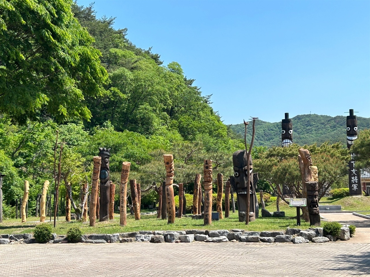 장승공원에서 칠갑산 정기를 품은 350여 개의 다양한 장승을 만나 볼 수 있다. 